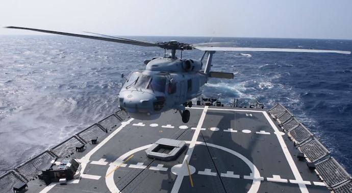 反潛直升機於新成軍的成功級艦上操演起降,藉此向國人證明新成軍的銘傳、逢甲軍艦已經準備好加入守衛海疆行列。(圖擷自海軍臉書影片)