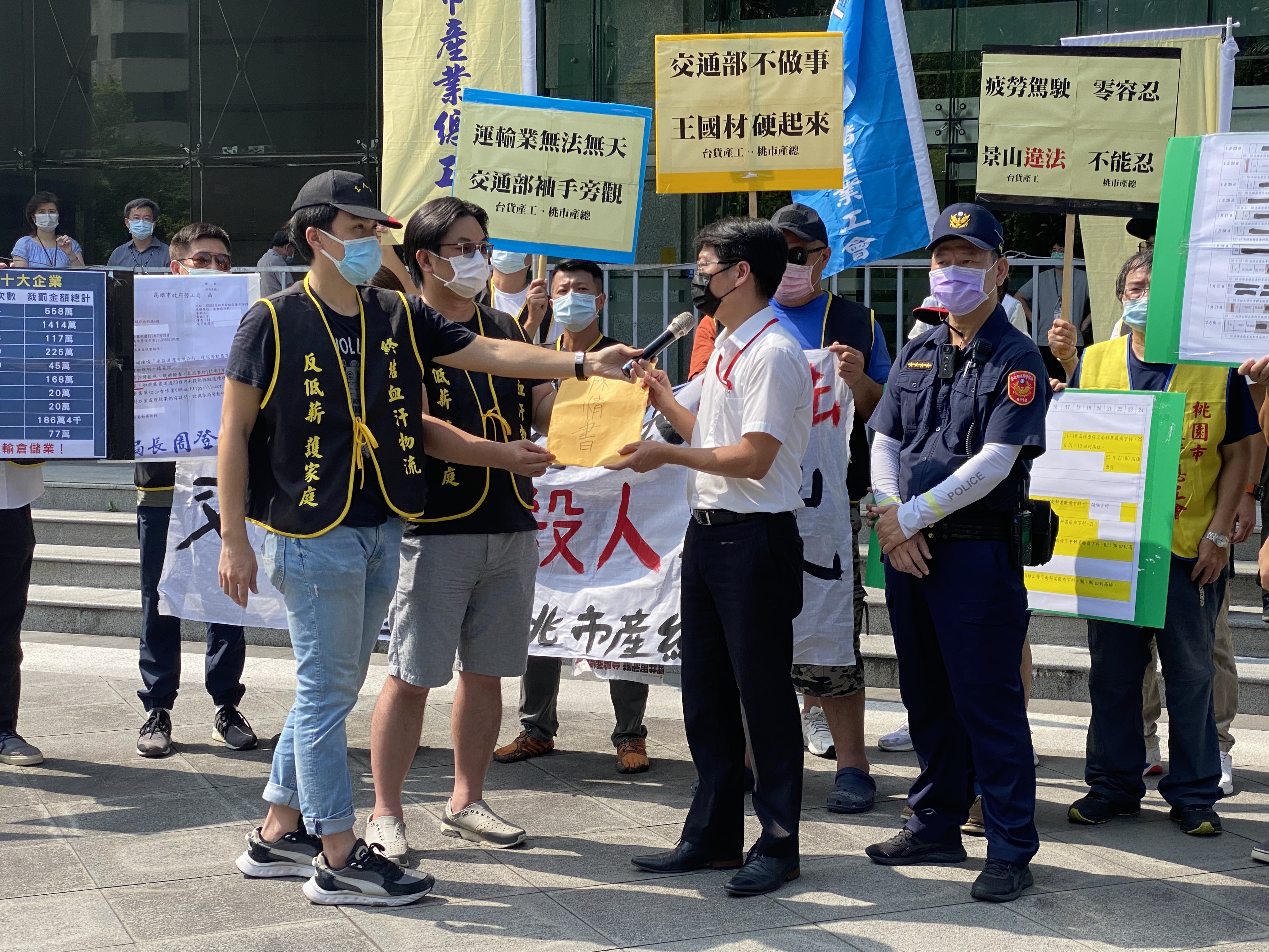 汽車貨運暨倉儲產業工會理事長林志雄22日在交通部前接受媒體聯訪，控訴旗下擁有18家運輸公司的景山交通集團在同業間惡名昭彰。(吳琍君攝)