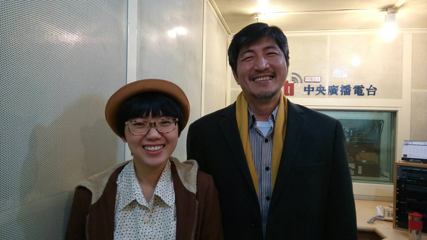 踏著機械人步子在夜中行進的少女
