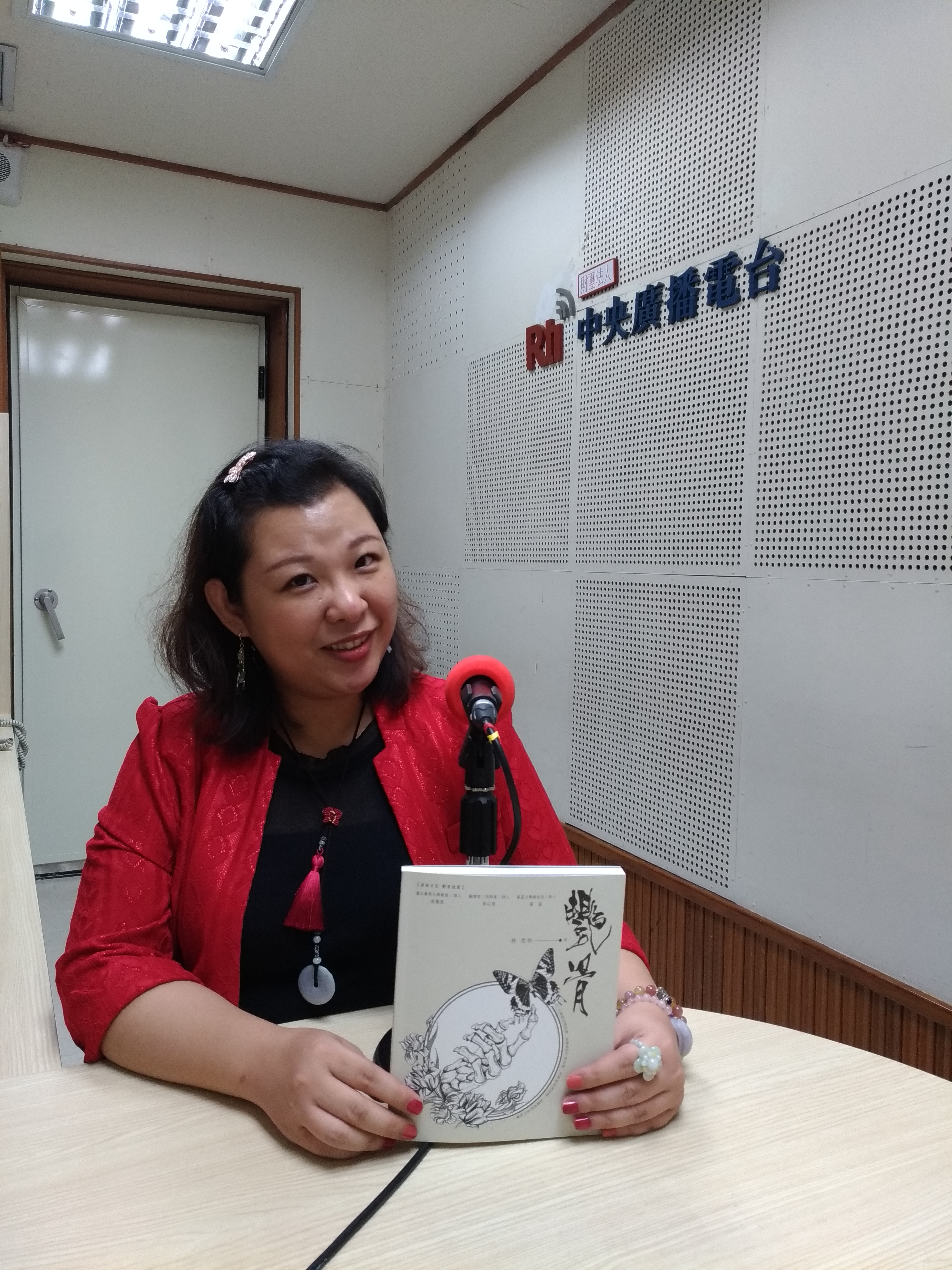 詩人林思彤 透過創作自我療癒 分享艷骨詩集