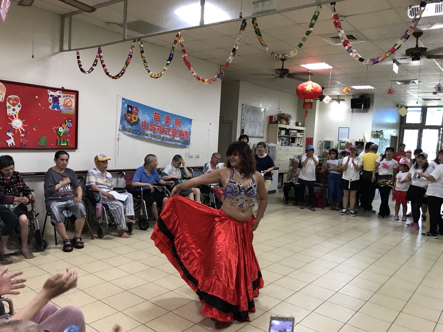 一結婚就是四個孩子的媽，笑稱是甜蜜的負擔，一起聆聽新住民林采妮用熱情舞動人生的故事