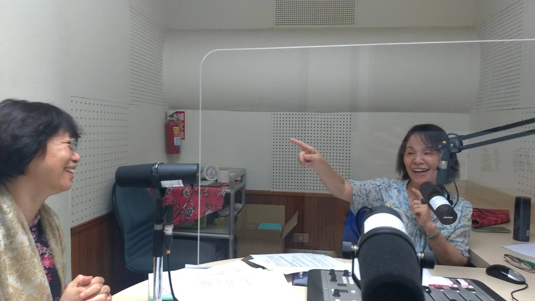 特派員們和阿姊阿妹共下快樂過中秋，好熱鬧!