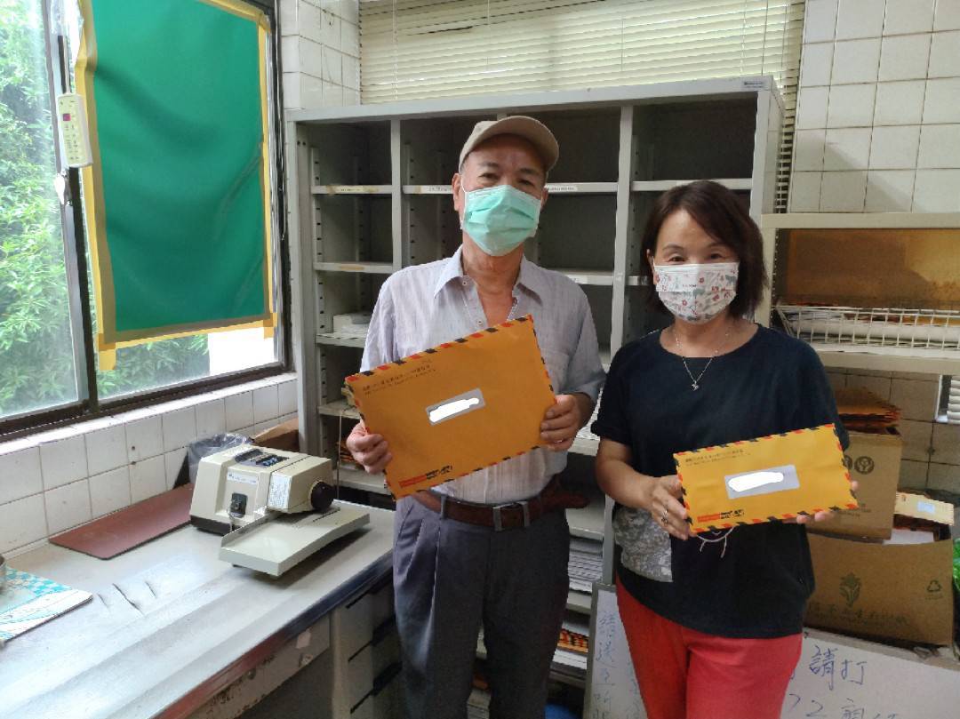 央廣聽友信件服務30年如一日，研調組廖德興大哥退休快樂！