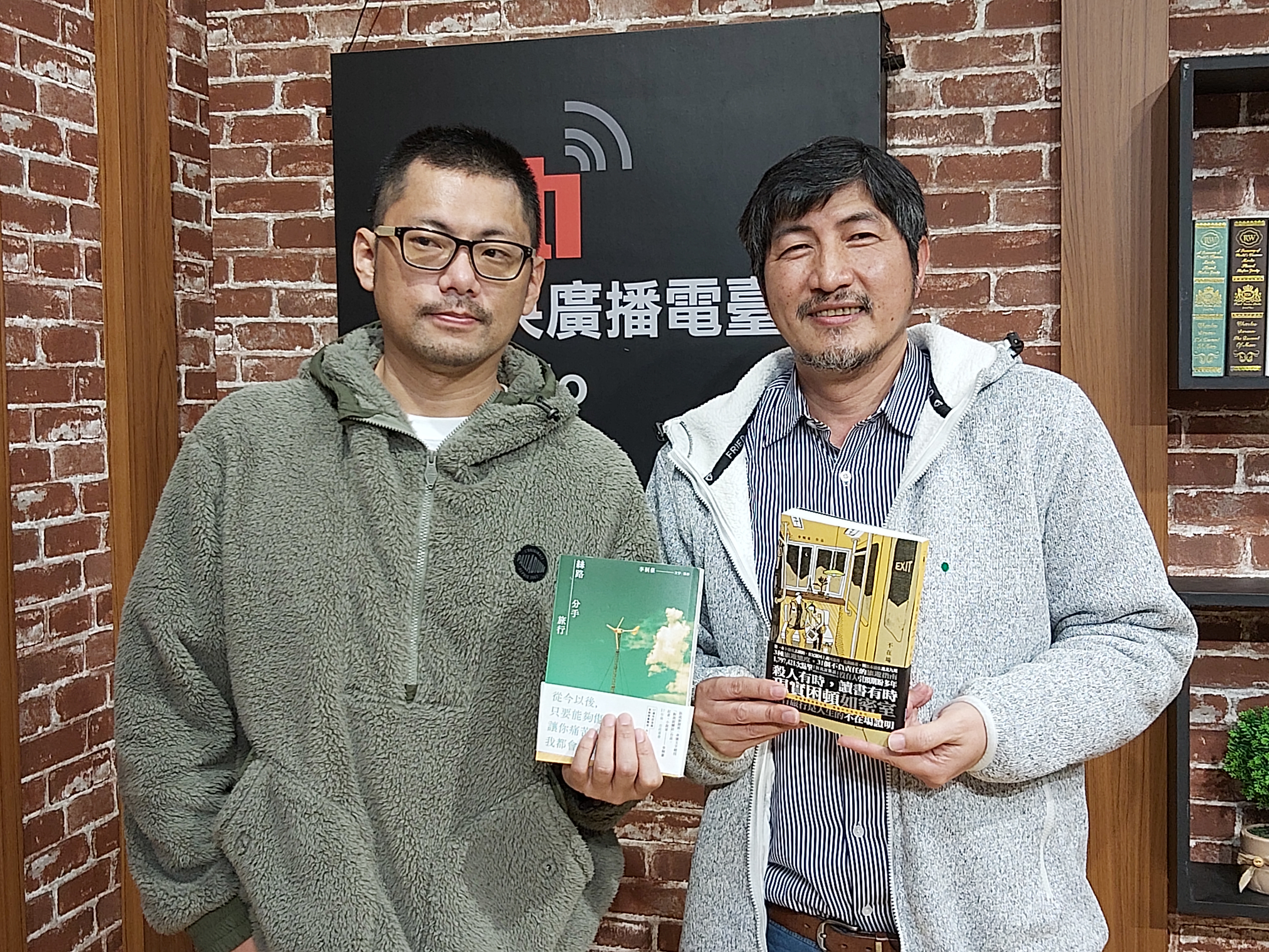 以小說家之筆寫出旅遊書的新經典／專訪李桐豪談《不在場證明》