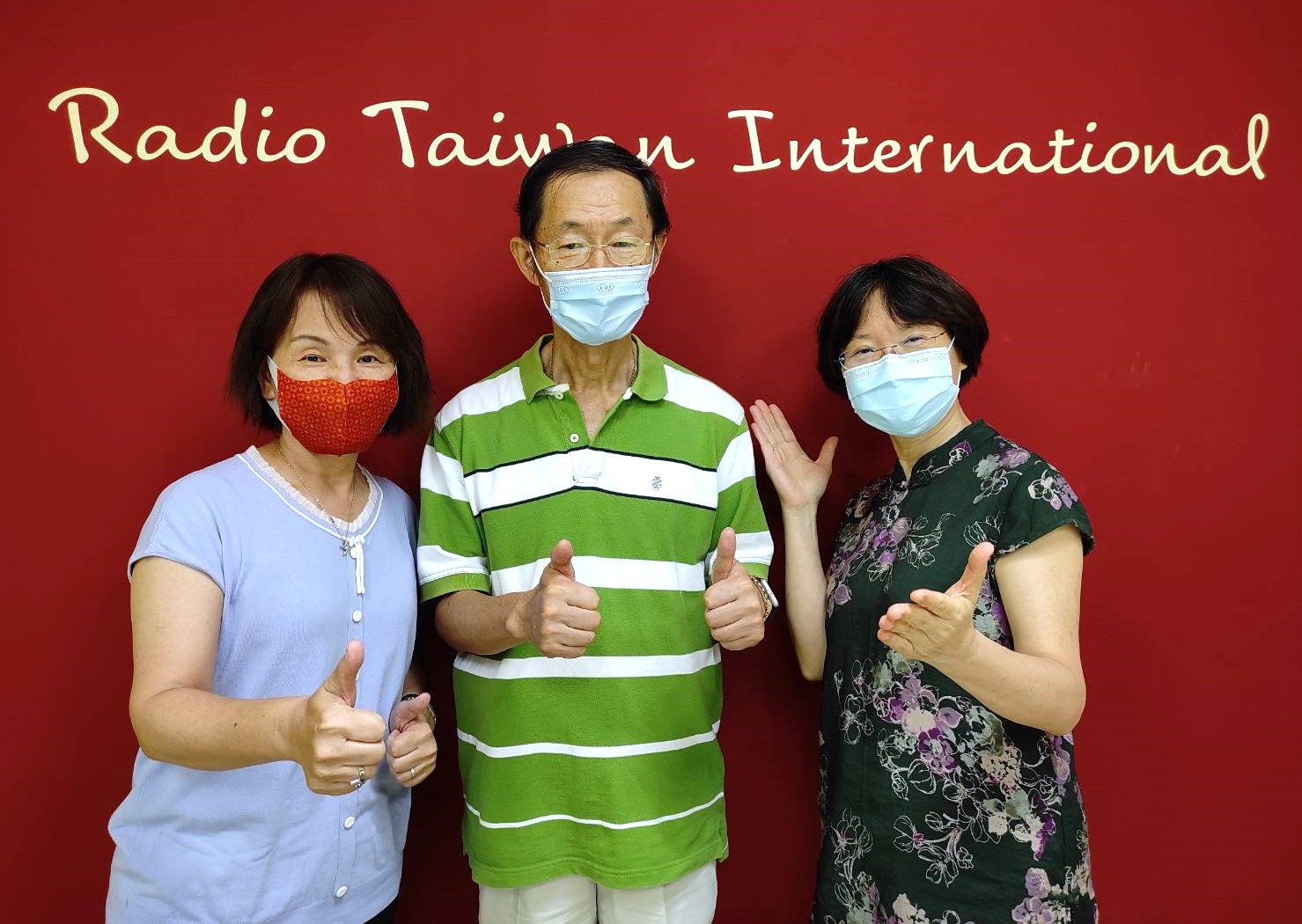 台灣客語專業電台重要推手，人稱「袁姐」的袁碧雯，馳騁廣播41年，將於7/15退休，祝福袁姐海闊天空，讓我們繼續客家下去喔！