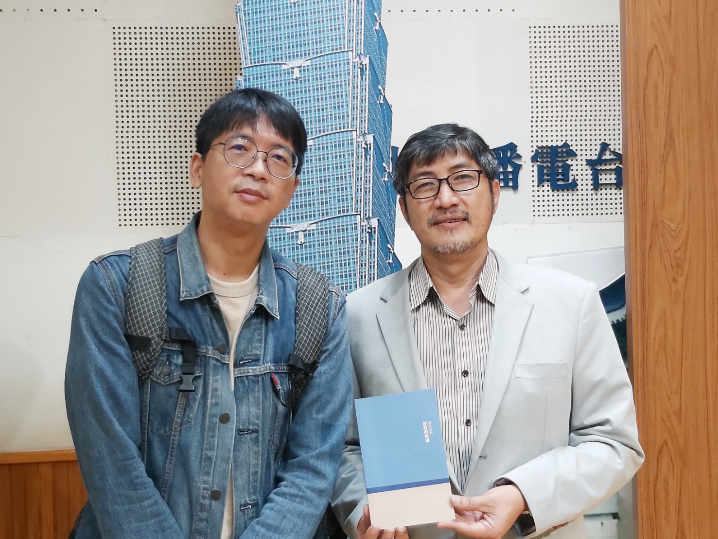 一邊開書店一邊寫詩／專訪作家黃同弘談《靜靜的海邊》和好土書店
