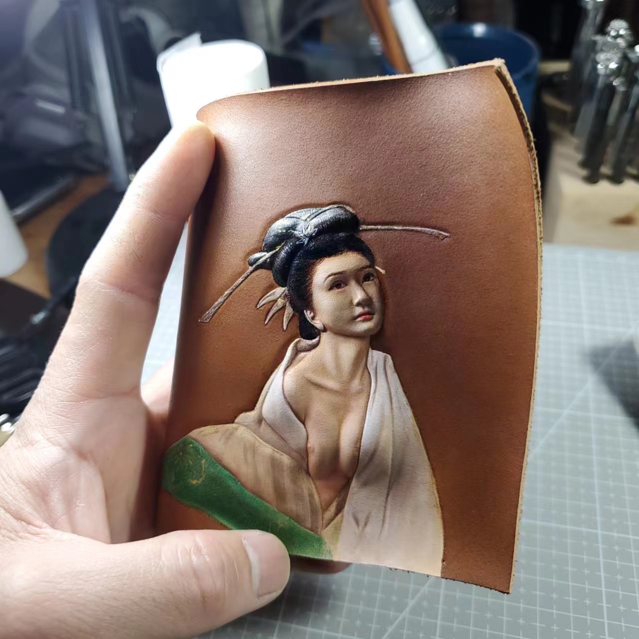 從雜誌編輯到皮雕藝術家 Lillian說要一直做到拿不動工具..
