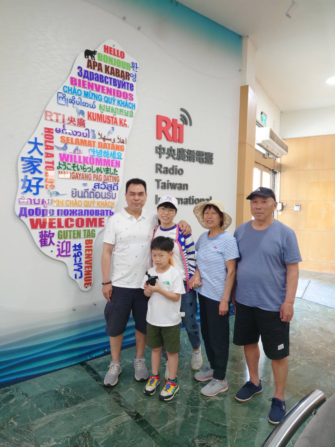 疫情趨緩三年後，余欣洳父母來台歡聚