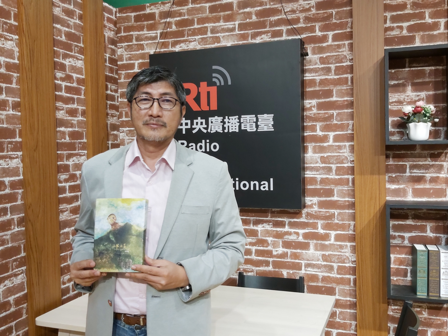 從獨立書店到獨立出版/專訪劉虹風談小小書房以及《海風酒店》的出版故事 從獨立書店到獨立出版/專訪劉虹風談小小書房以及《海風酒店》的出版故事