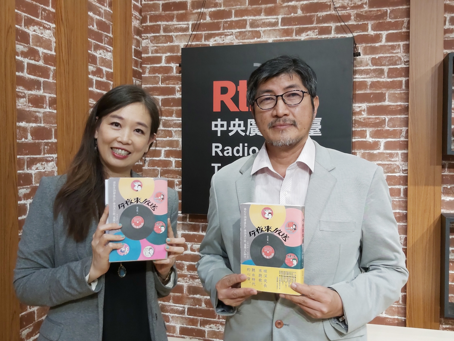 以戰後台語歌曲為引,化身文化DJ/專訪洪芳怡談《今夜來放送》 以戰後台語歌曲為引,化身文化DJ/專訪洪芳怡談《今夜來放送》
