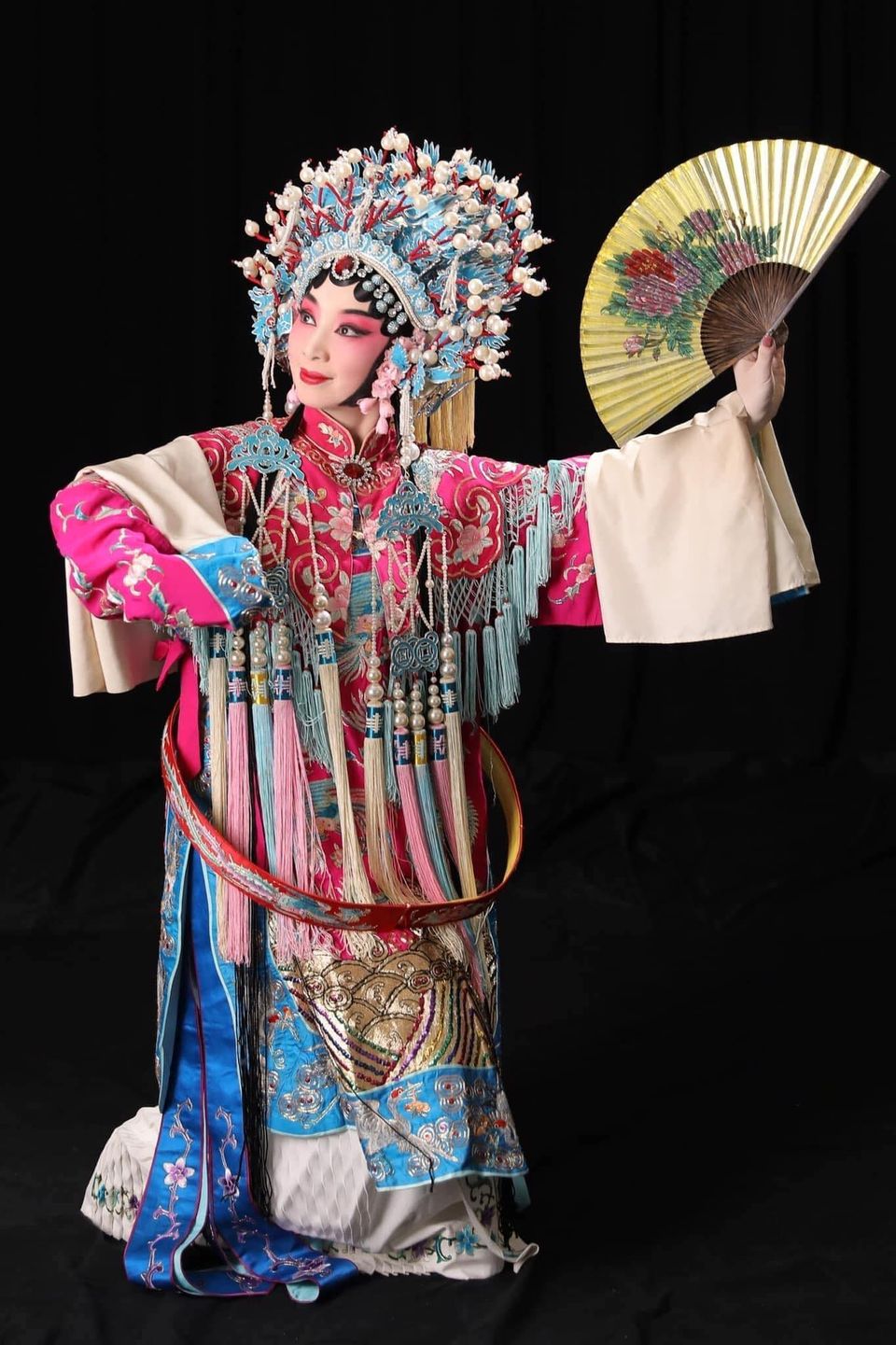 40進入戲曲學院與兒女年齡相仿同學一起學習  繼而完成台藝大碩士學位 投身基層發揚傳統戲曲教育