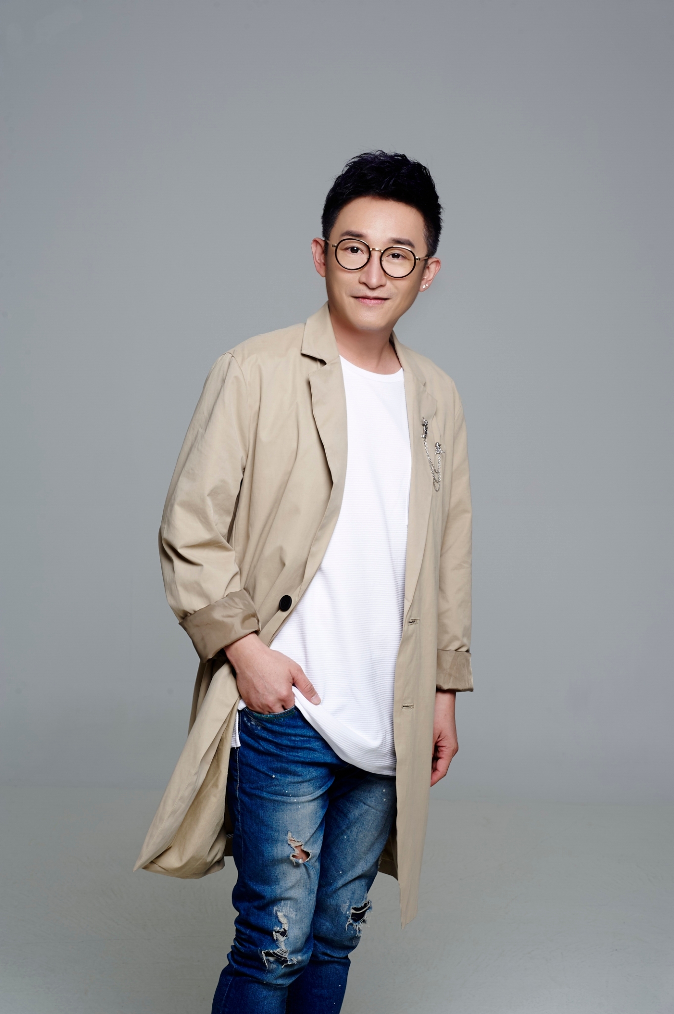廣播金鐘主持人也是歌手的徐哲緯，首張客語專輯「人公仔」讓人「哲哲稱奇」