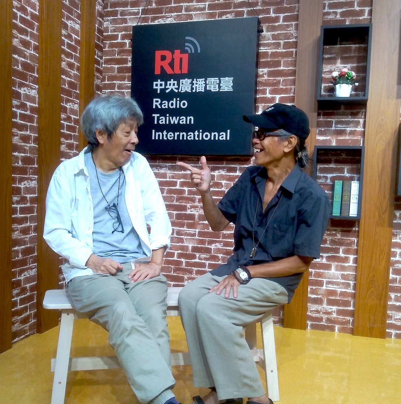 月亮知道：雄仔叔叔的詩歌、故事和歲月追憶