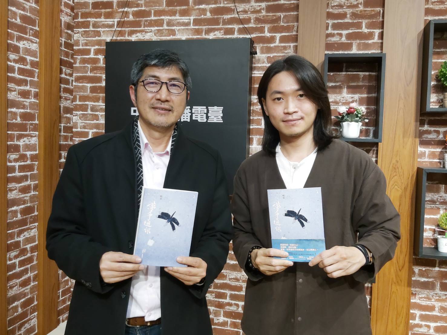 與時間、神佛、 自己對話的感人之作／專訪詩人作家崎雲談《夢中通訊》的家族紀事