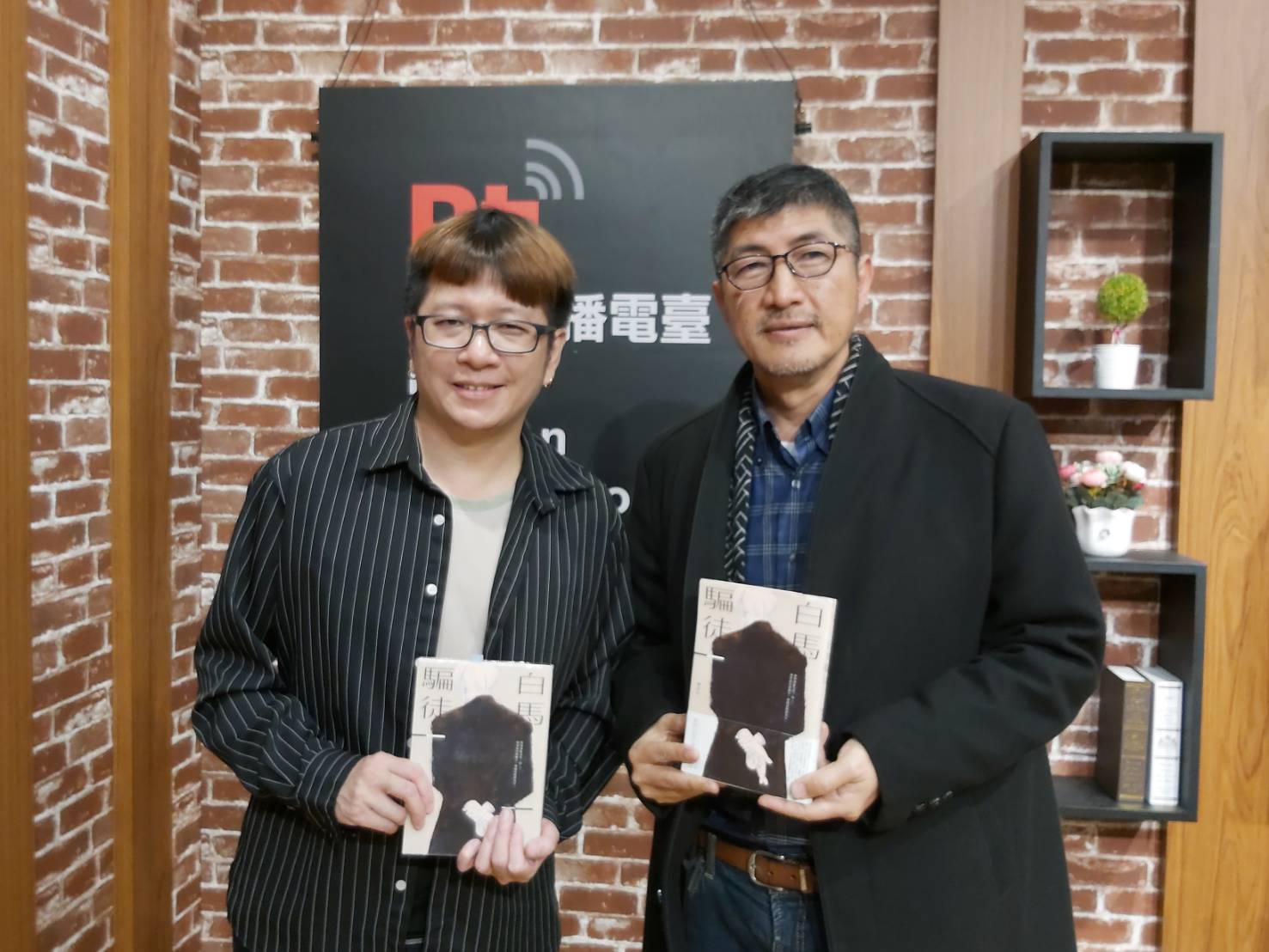 一手寫影評，一手寫推理小說／專訪作家陳韋任談《白馬騙徒》的寫作故事