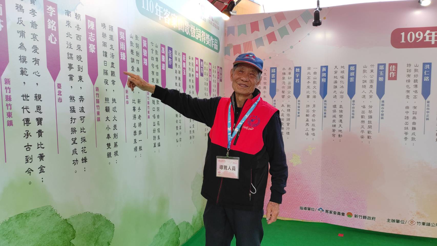 就愛客家三腳採茶戲，更愛念「棚頭」，曾德俺、霓雲社傳承傳統表演藝術