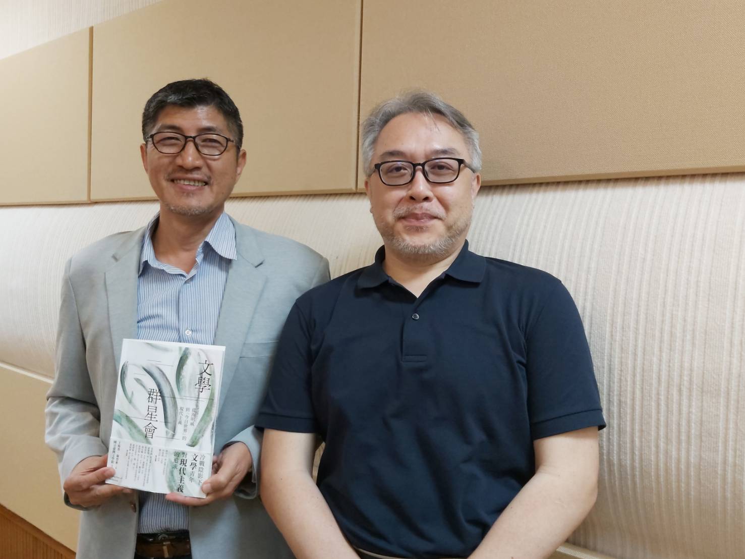 現代主義如何影響台灣文學／專訪陳榮彬談《文學群星會》的出版及策展故事