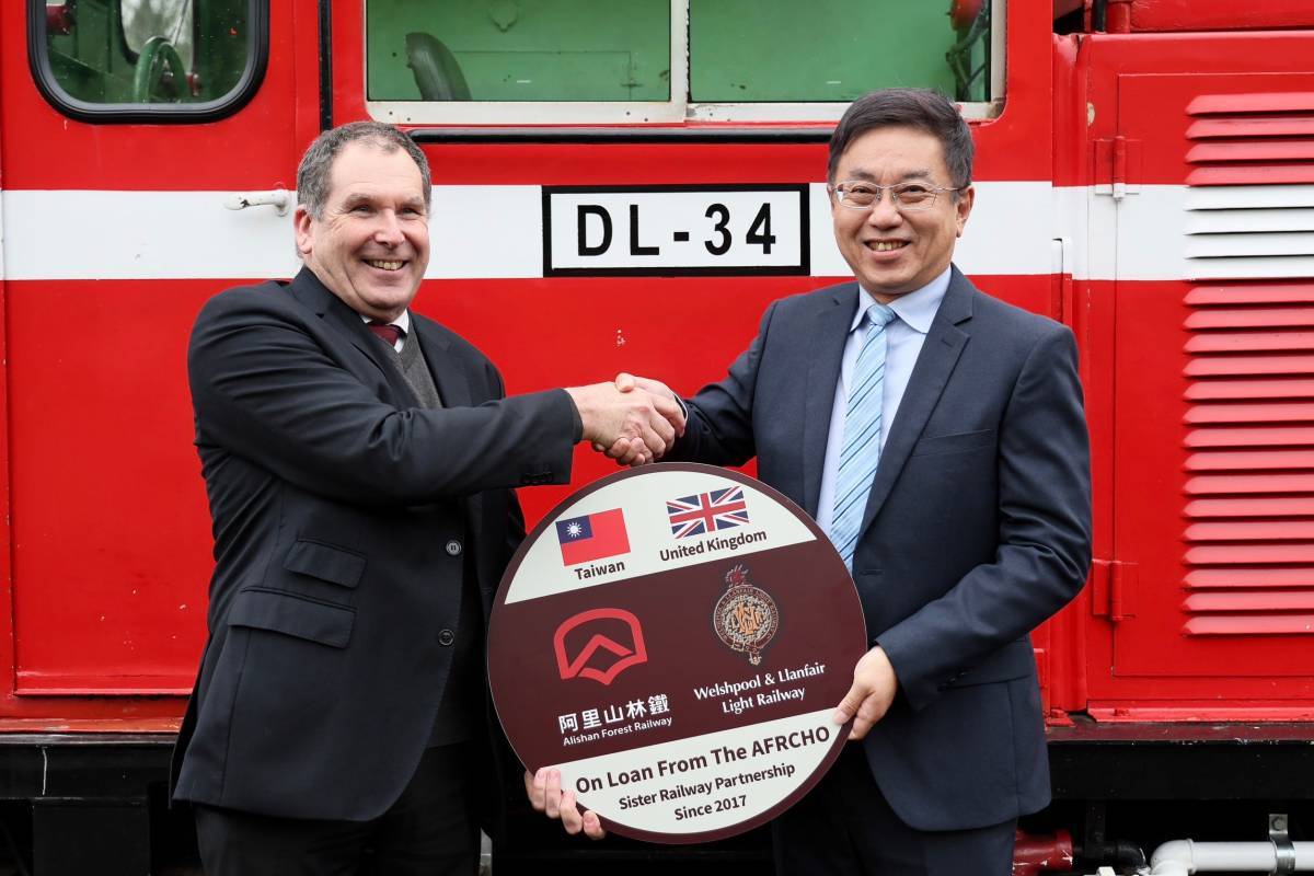 林鐵紅色火車頭佩國旗馳騁英倫 DL-34化身交流大使威爾斯首航