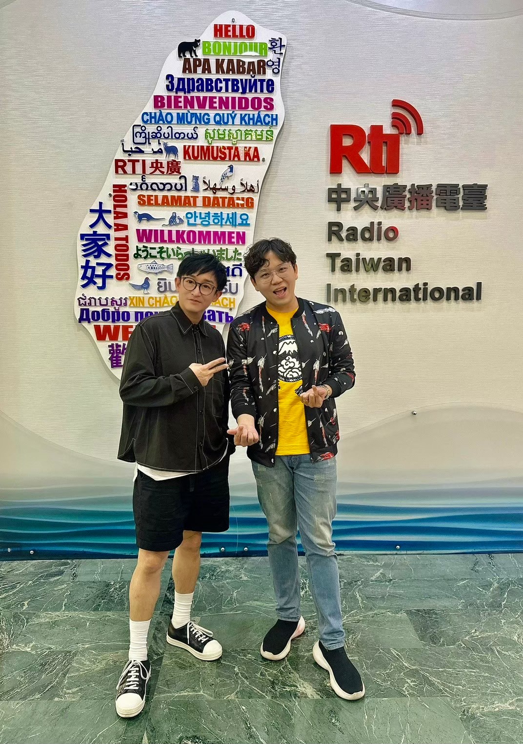 從國文老師到歌手，從華語閩南到客家，一起見證生命的精彩