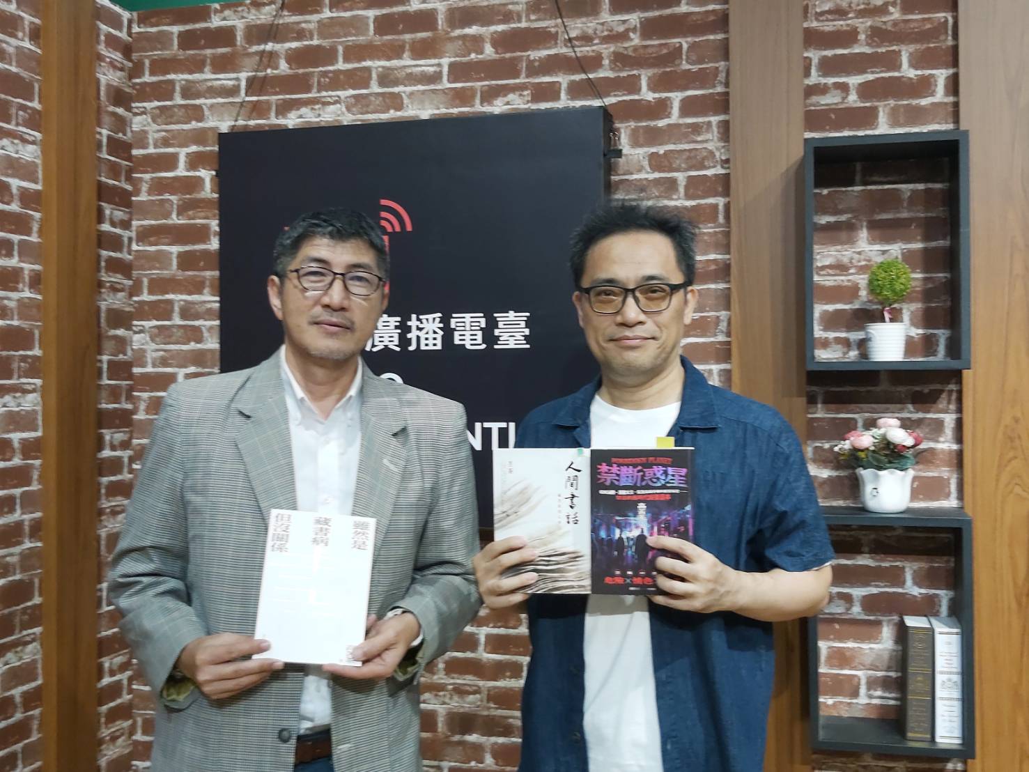 藏書的魅惑何以無法抵抗／專訪高苦茶談《雖然是藏書病但沒關係》
