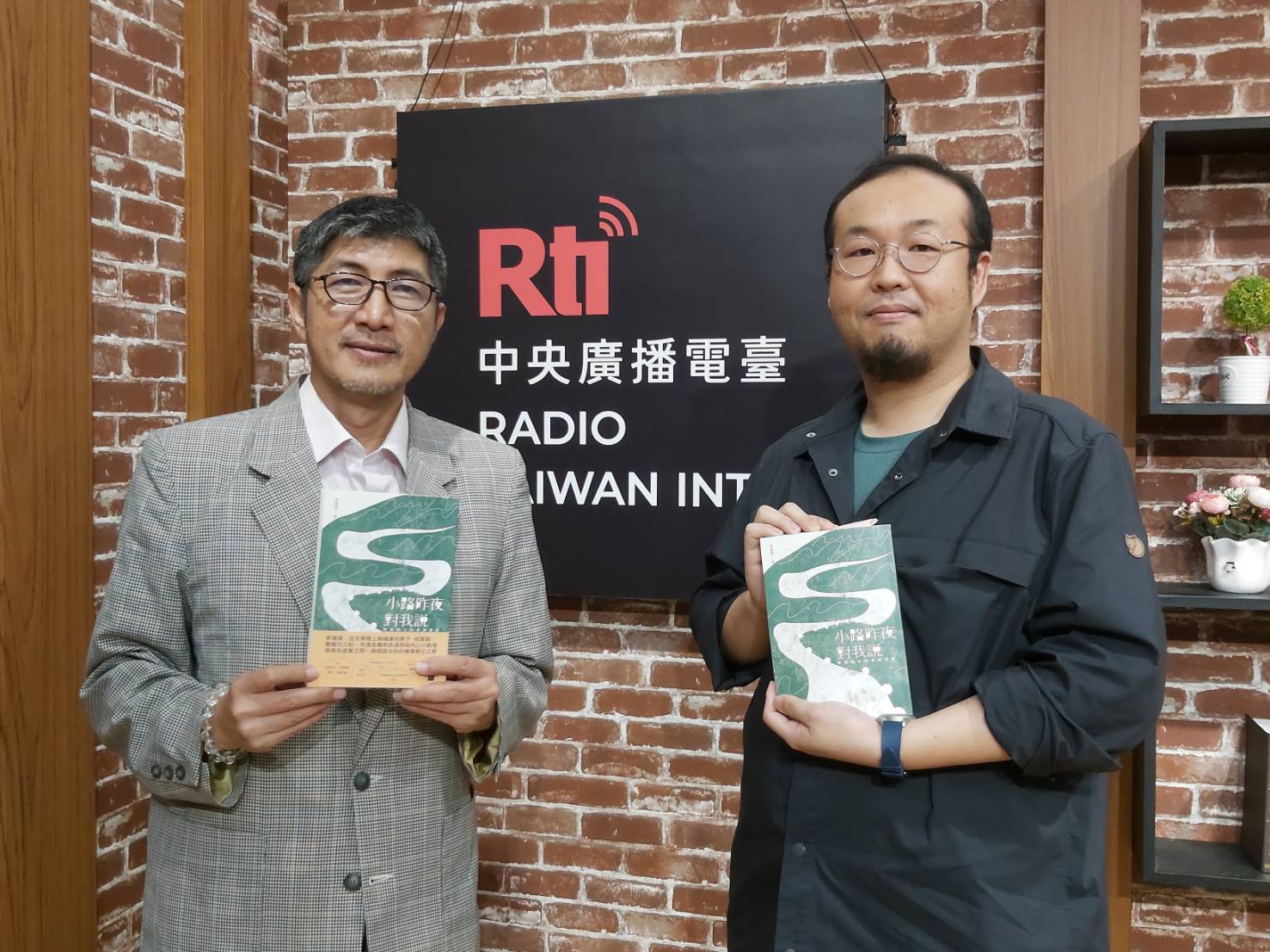 機車在生命中佔的位置／專訪李達達談《小路昨夜對我說：機車騎士的奇想漫遊》