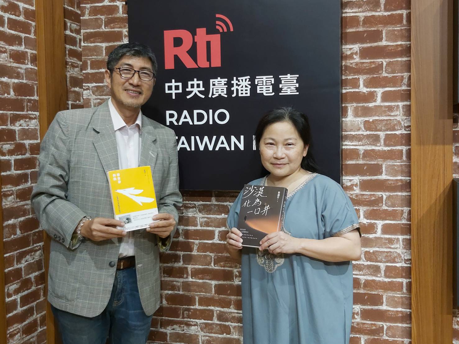 尋找生命的應許之地／專訪蔡適任談《蔡金麥與我：一隻撒哈拉耳廓狐的故事》