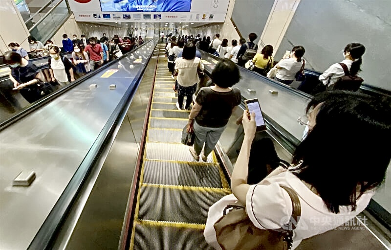 台北人「左行右立」的捷運日常