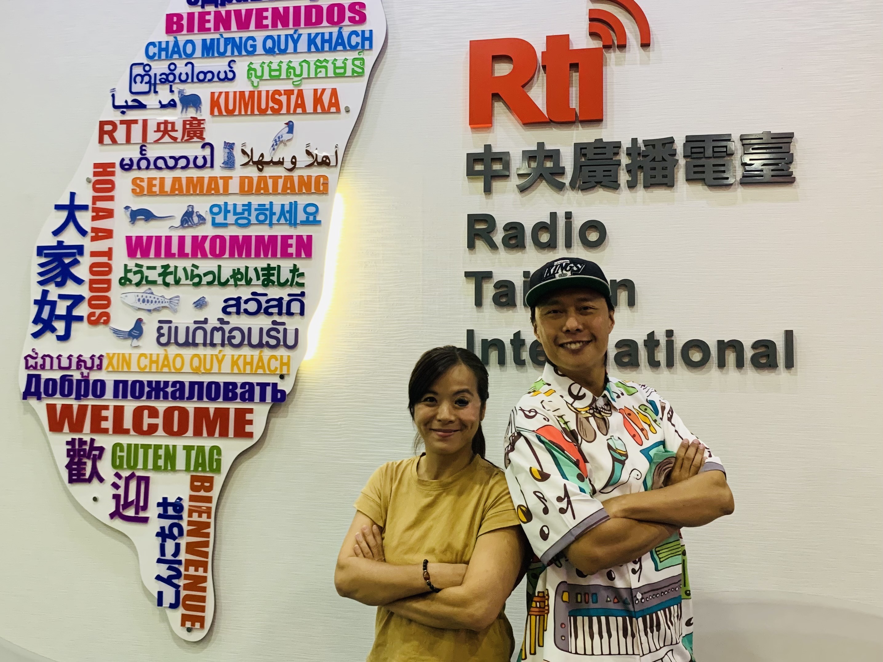 香港資深影評人卓男 全家來台享生活