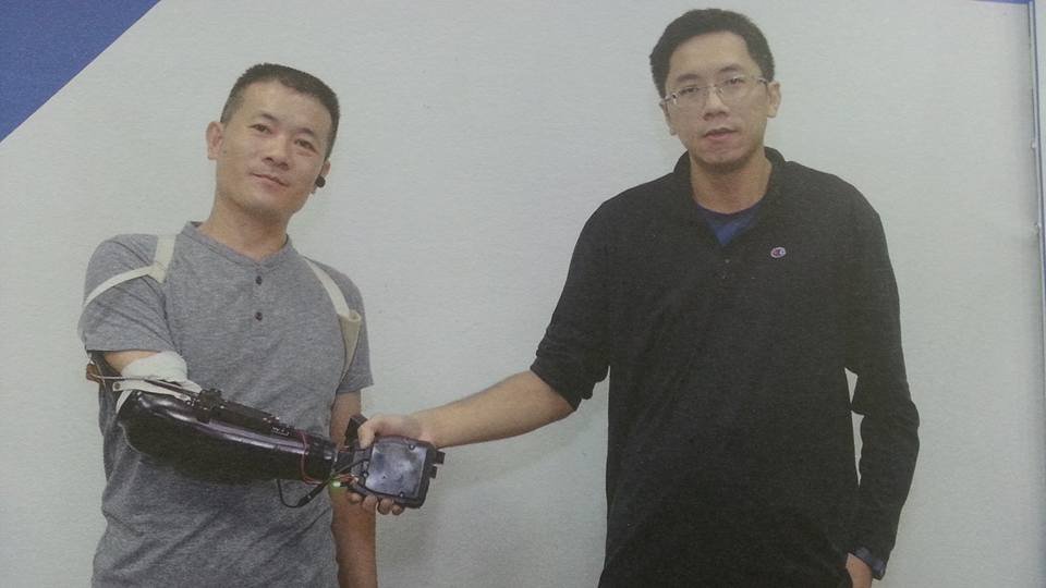缺右掌變創客 張憲良研發義肢奪百萬
