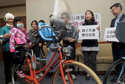 單車雙載要被罰？ 家長盼親子共乘合法化