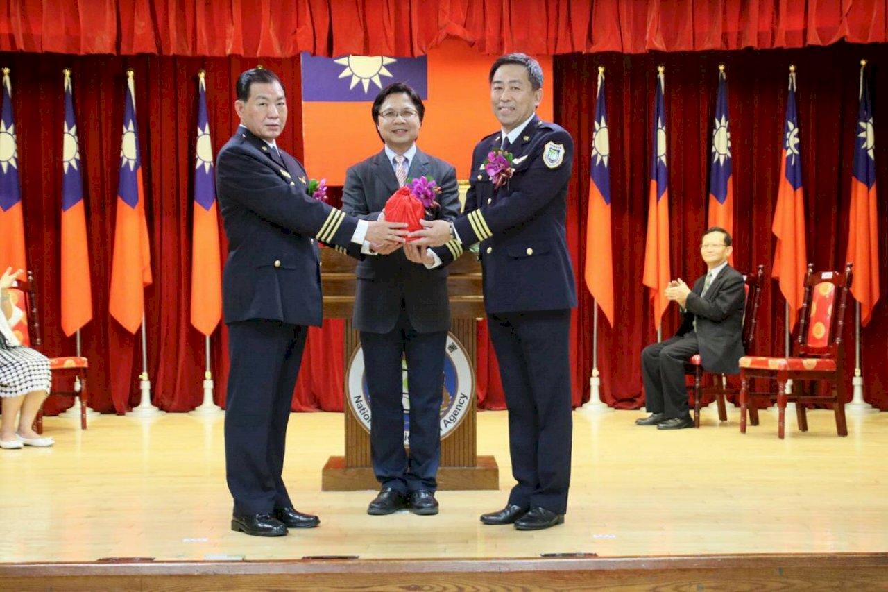 何榮村屆齡退休 楊家駿升任移民署長