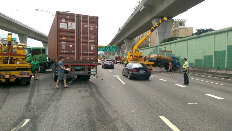 中山高車禍 港夫婦甫抵台就天人永隔