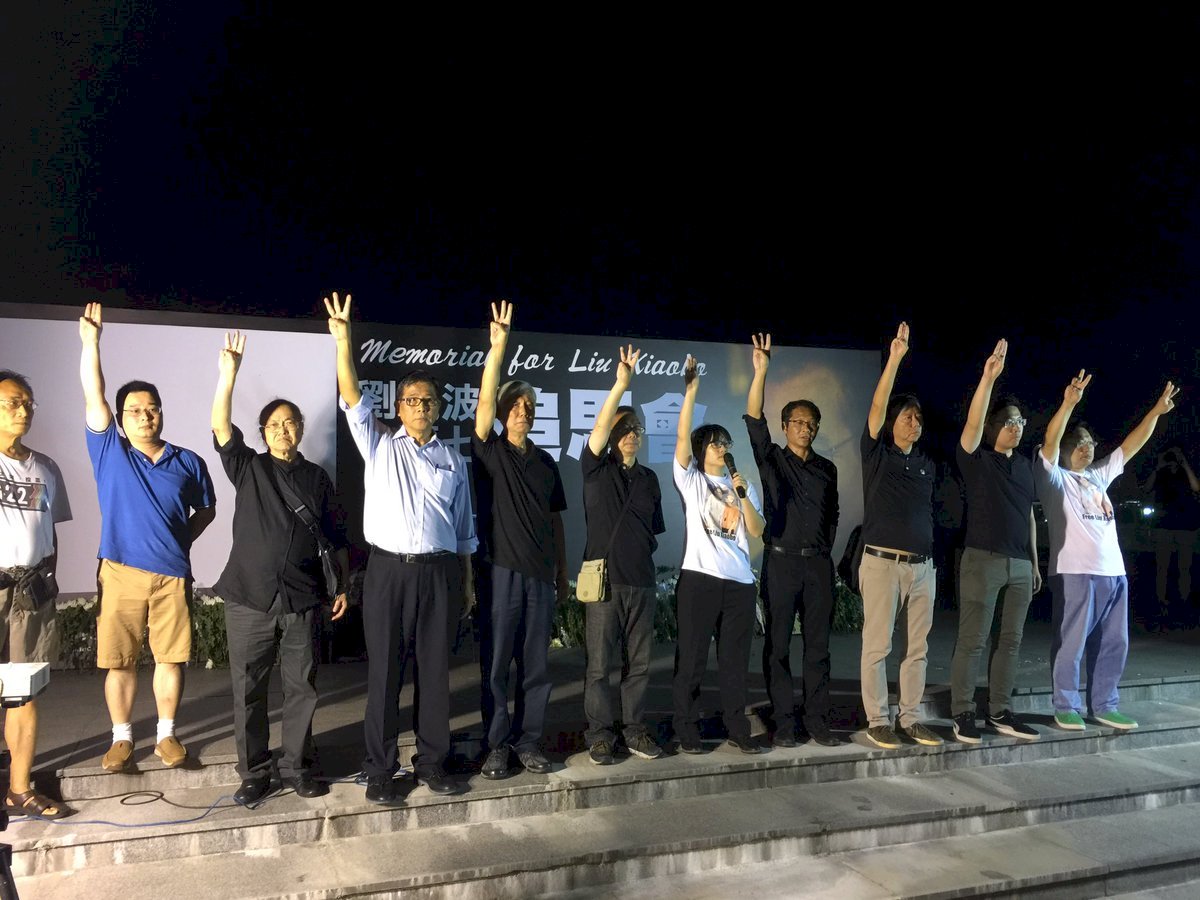 劉曉波頭七追思會 港泛民團體素衣悼念