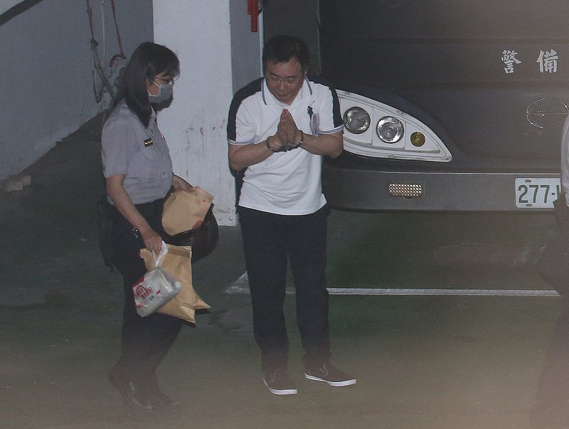 涉侵占中影減資款 蔡正元遭羈押移送北所