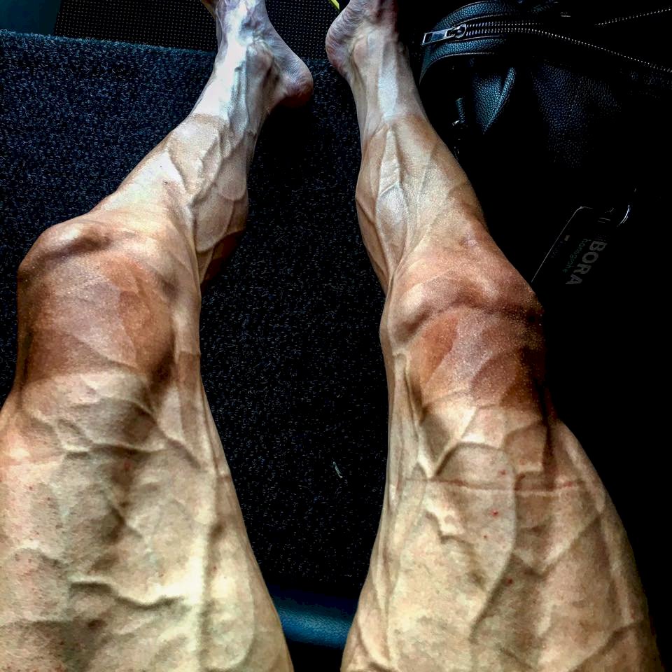 環法賽自行車手 PO照秀蚯蚓腿