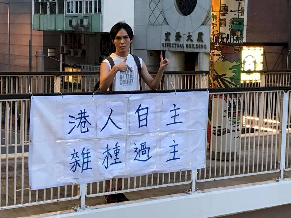 劉曉波頭七 香港社工讀零八憲章遭帶走