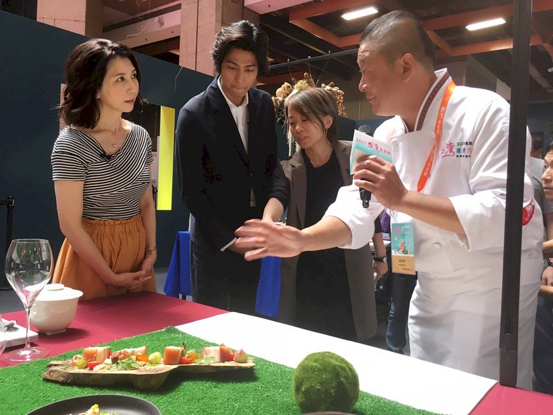 日型男主廚逛美食展  讚台灣美食