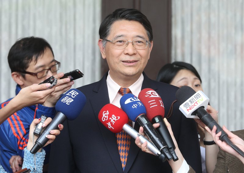 疑媒體實習生在立院丟水球 秘書長致歉