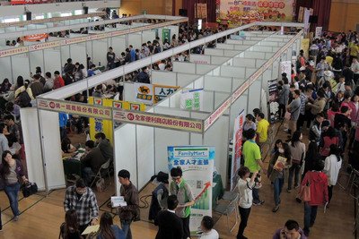 畢業生求職 6月失業率升為3.74%