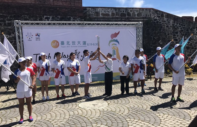 世大運聖火傳遞到屏東 繞恆春古城門一圈