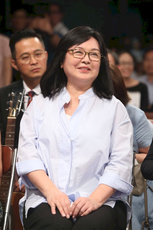 已故神父丁松筠自傳出版 崔苔菁難得現身