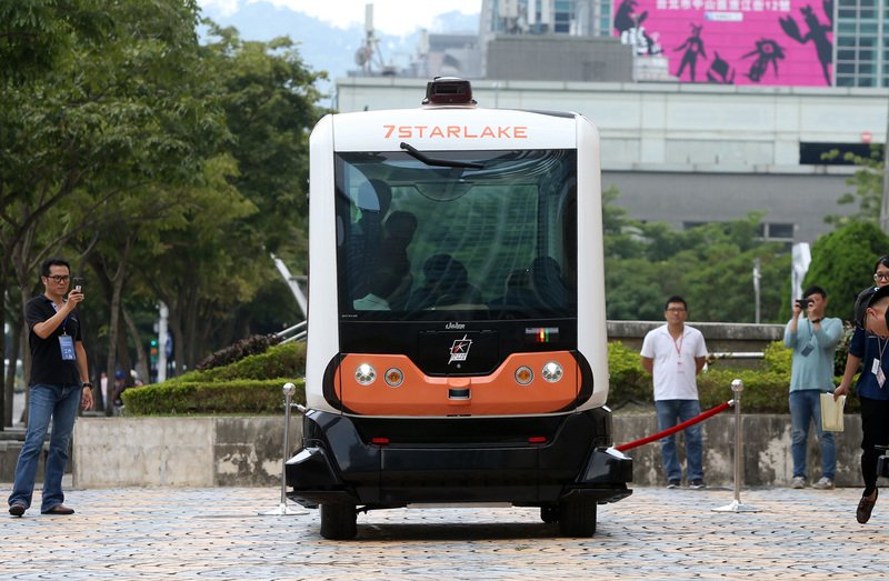 無人車上路 北市信義公車專用道試運行