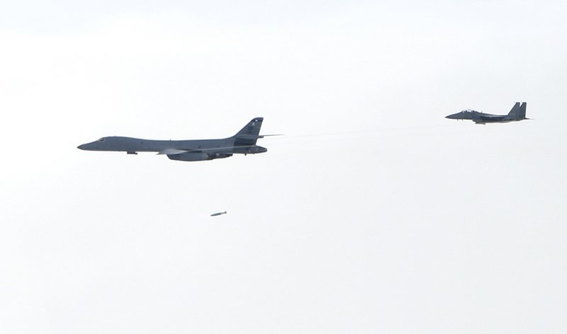 對北韓還以顏色 美轟炸機飛越朝鮮半島