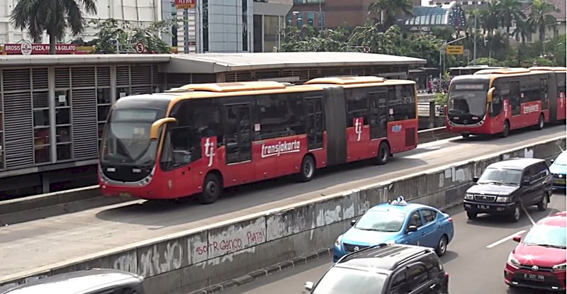 雅加達快捷巴士 車掌先生成熱門工作