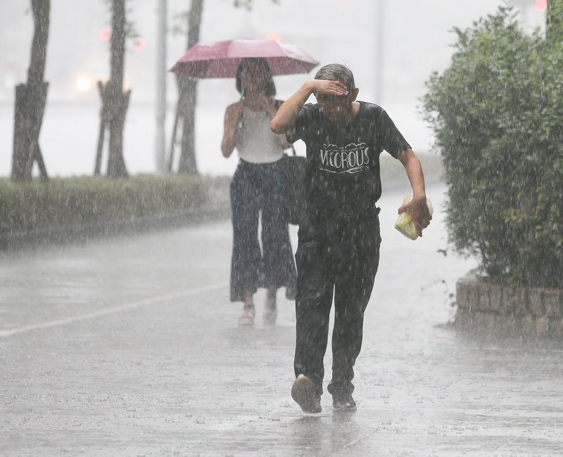 西南風對流旺盛  17縣市大雨特報