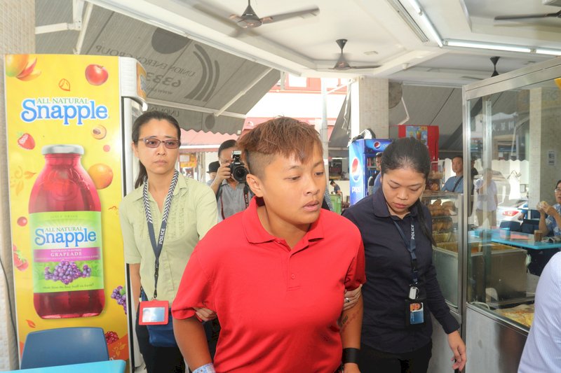台灣詐騙女車手 新加坡警押解模擬犯罪