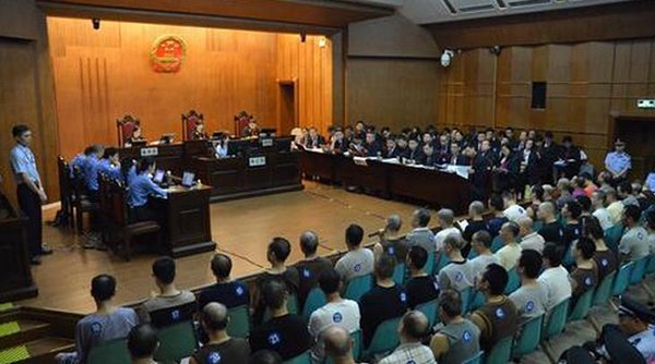 中國黑幫好大陣仗 打官司請律師74人