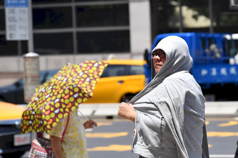 中南部短暫陣雨 北部有約37度高溫機率
