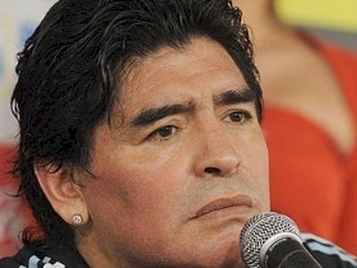 馬杜洛挨轟獨裁 球王馬拉度納力挺到底