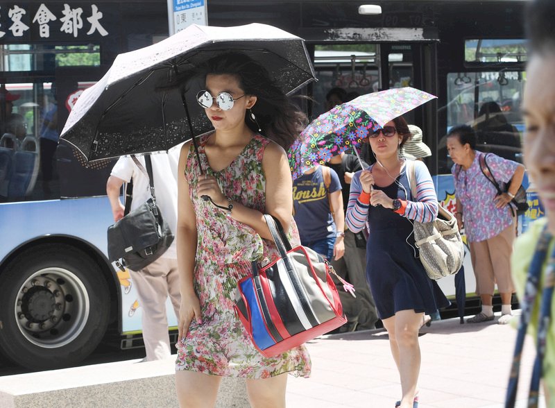 颱風外圍雲系影響 東部局部短暫陣雨